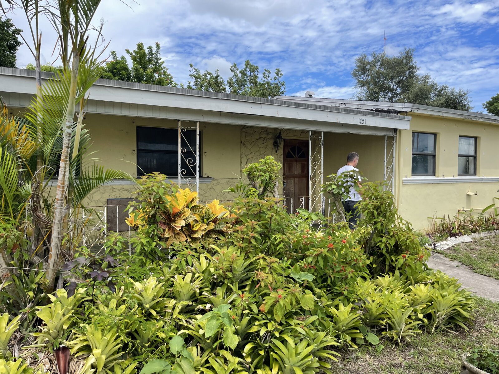1051 NW 195